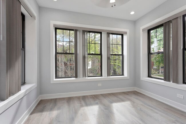 Building Photo - 7644 N Eastlake Terrace