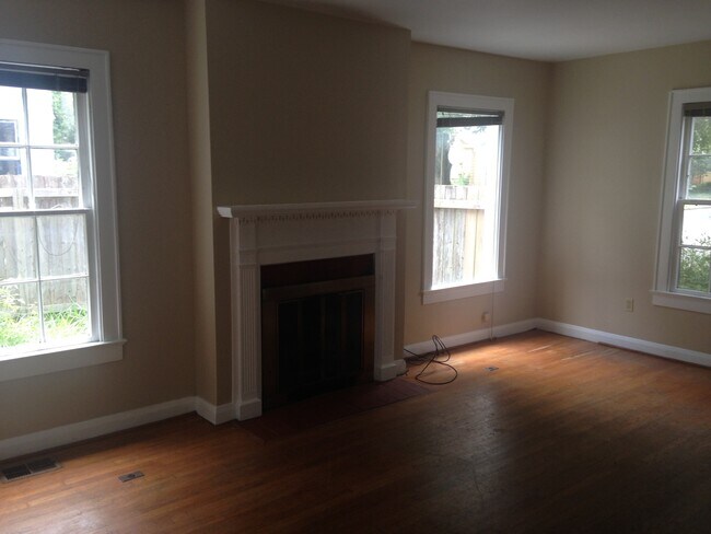 Foto del edificio - UT PRE-LEASE: North Campus 5 bed/ 2 bath, ...