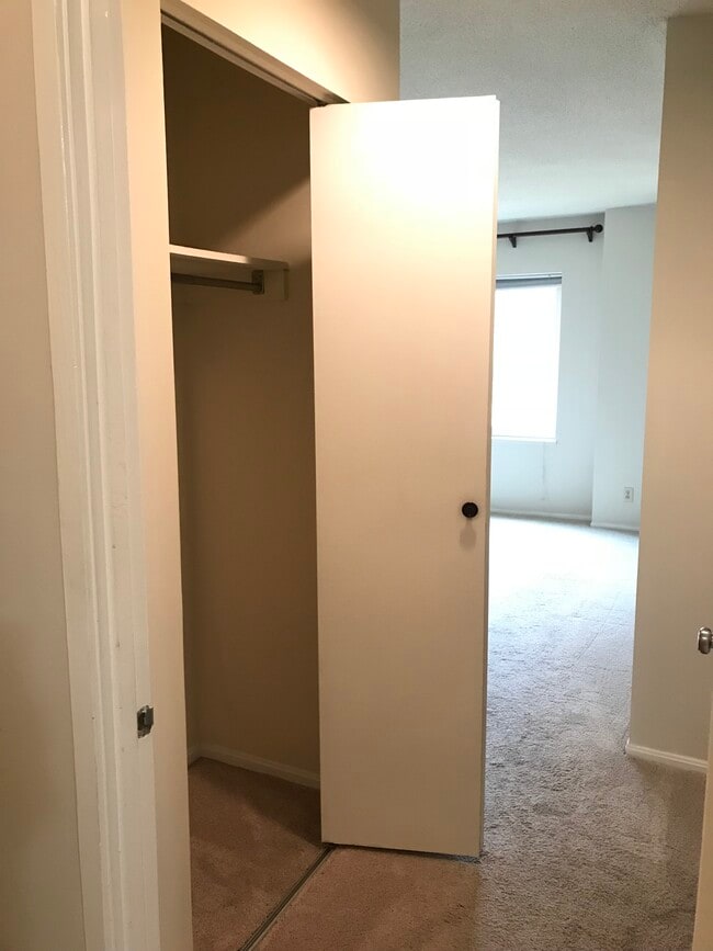 Foto del edificio - 8360 Greensboro Dr