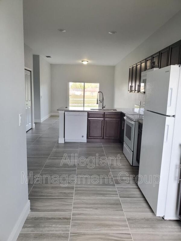Building Photo - 521 Albatross Dr