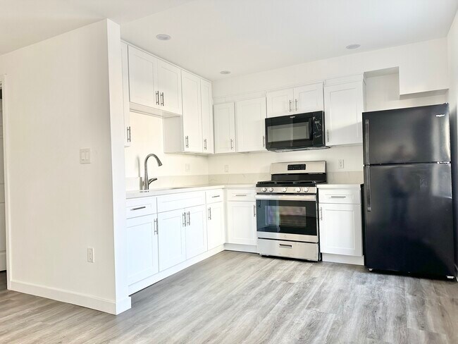 Building Photo - 1400 S Bronson Ave