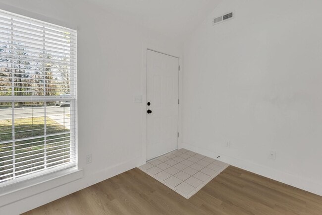 Building Photo - Fully Renovated Fairview Condo