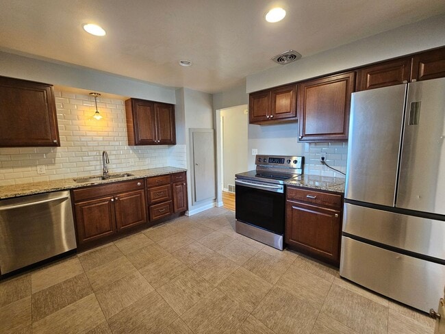 Building Photo - Beautiful Home + Mother-in-Law Suite