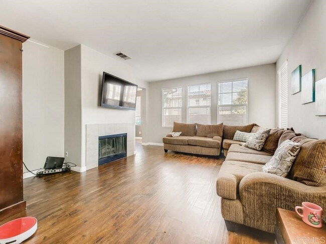 Living Room - 35846 Gatineau St