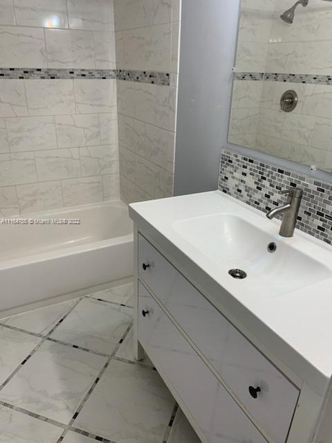 Foto del edificio - 9417 Fontainebleau Blvd
