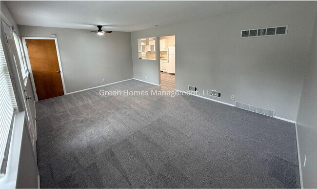 Foto del edificio - 10431 Lilac Ave