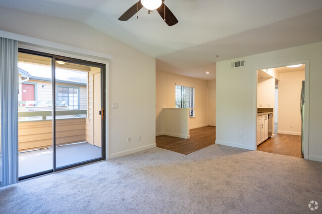 2BR, 1BA - 970SF - Shadow Creek Apartments