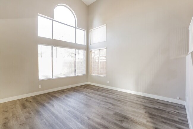 Foto del edificio - 2435 Sunset Peak St