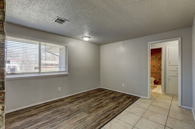 Building Photo - Very Nice 3 Bed 2 Bath in Del City!
