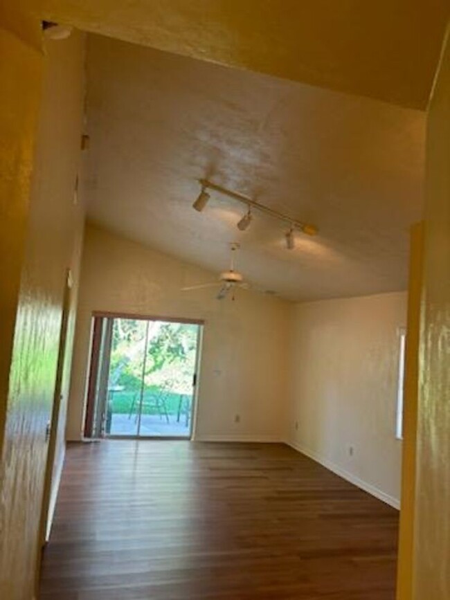 Building Photo - 2 bedroom 1 bath NEWLY RENOVATED DUPLEX