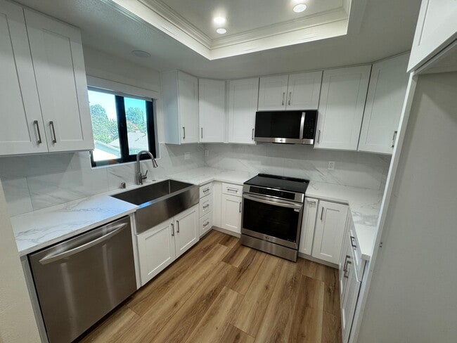 Building Photo - Beautifully Updated 2 Bed, 2 Bath Condo in...