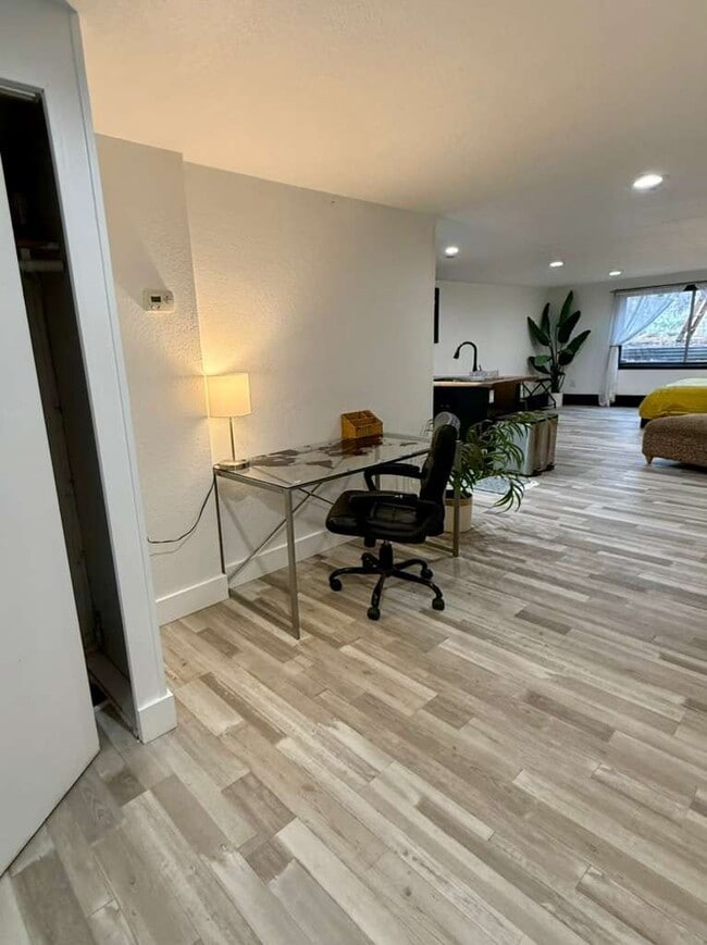 Foto del edificio - 706 E Stuart St