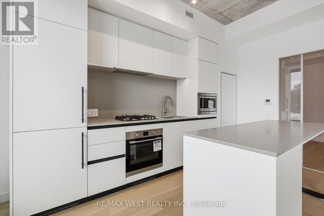 Building Photo - 1720 Bayview Ave