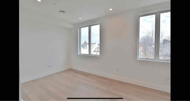 Building Photo - 1257 Rogers Ave