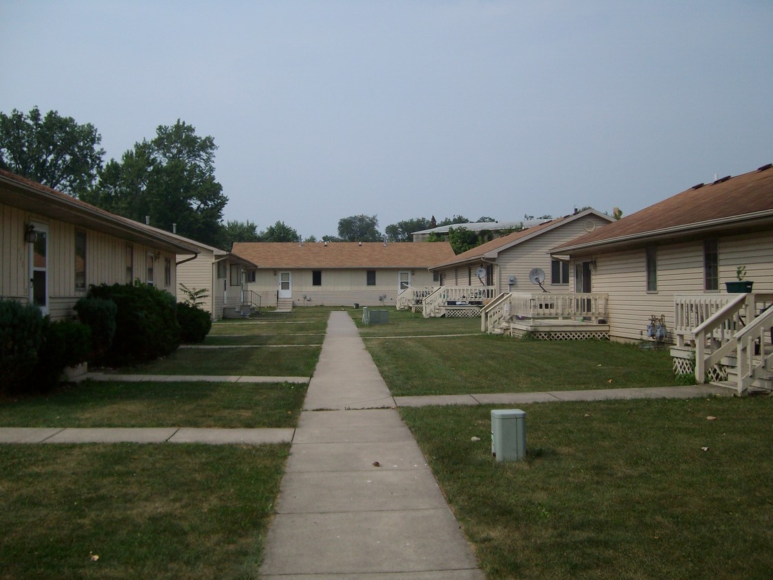 Primary Photo - Cottonwood Apartments