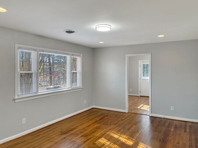 Building Photo - Inviting Chesterfield Home with Private Fenced Yard & Screened Porch