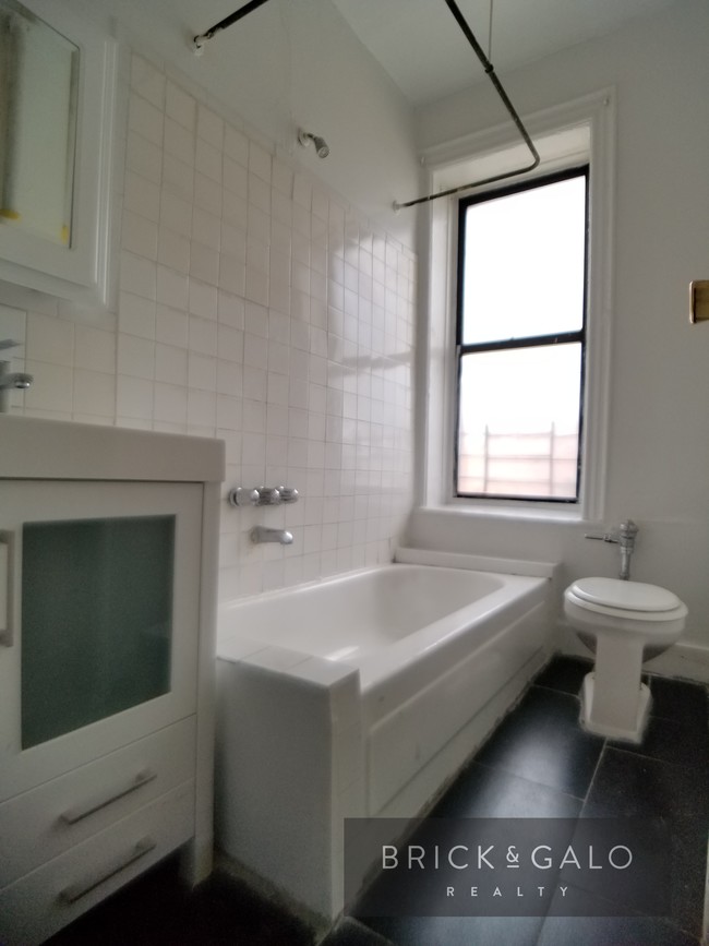 Building Photo - 73 E 96th St
