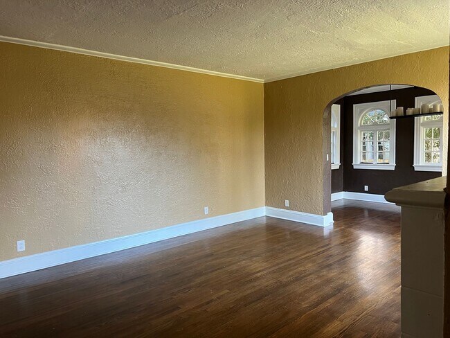 Building Photo - Large Cloverdale home with Pool