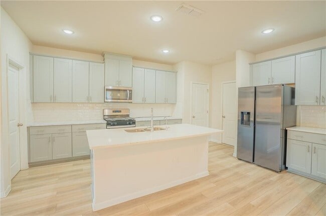 Building Photo - 1060 Sunny Lk Dr