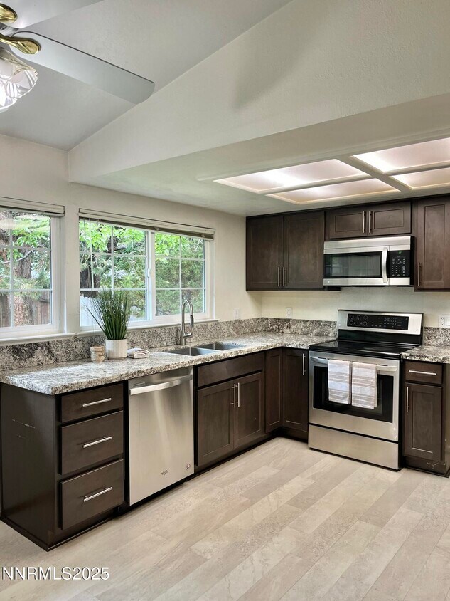 Foto principal - 1965 Woodtrail Dr