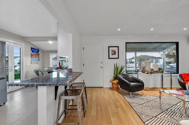 Building Photo - 330 Cuardo Ave