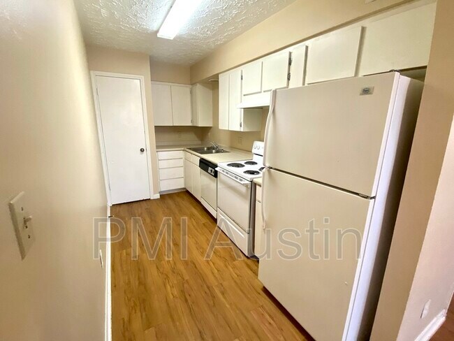 Building Photo - 908 N LBJ Dr