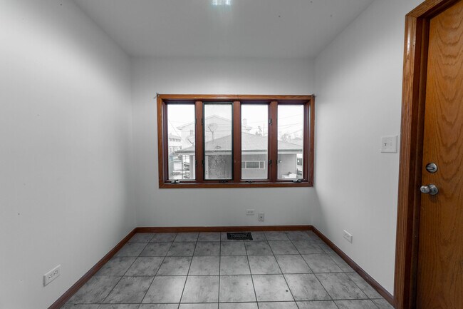Building Photo - 6546 W Cornelia Ave