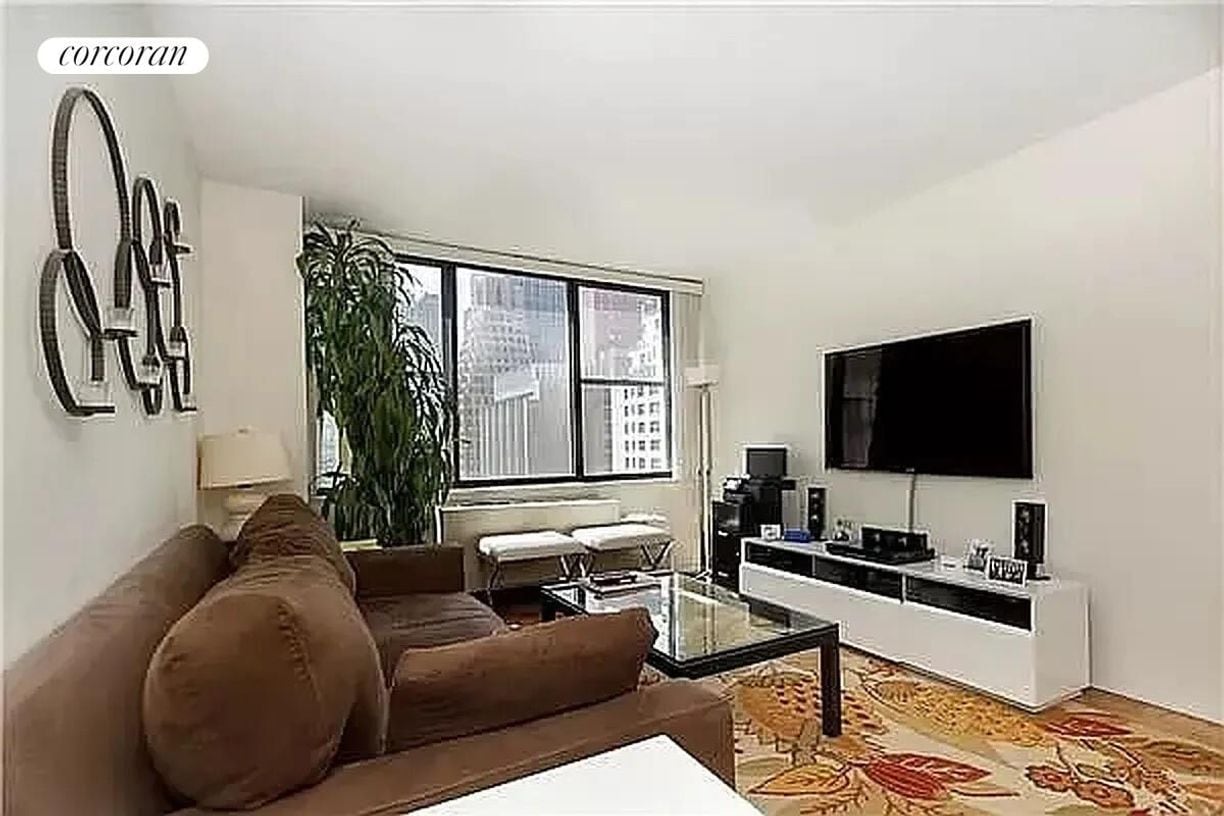 Foto principal - 301 E 45th St