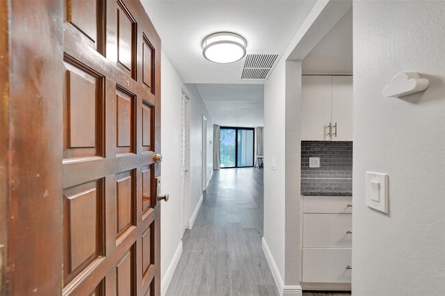 Foto del edificio - 3800 N Hills Dr