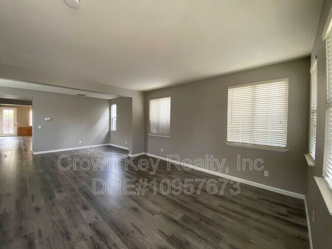 Building Photo - 352 Goodall St