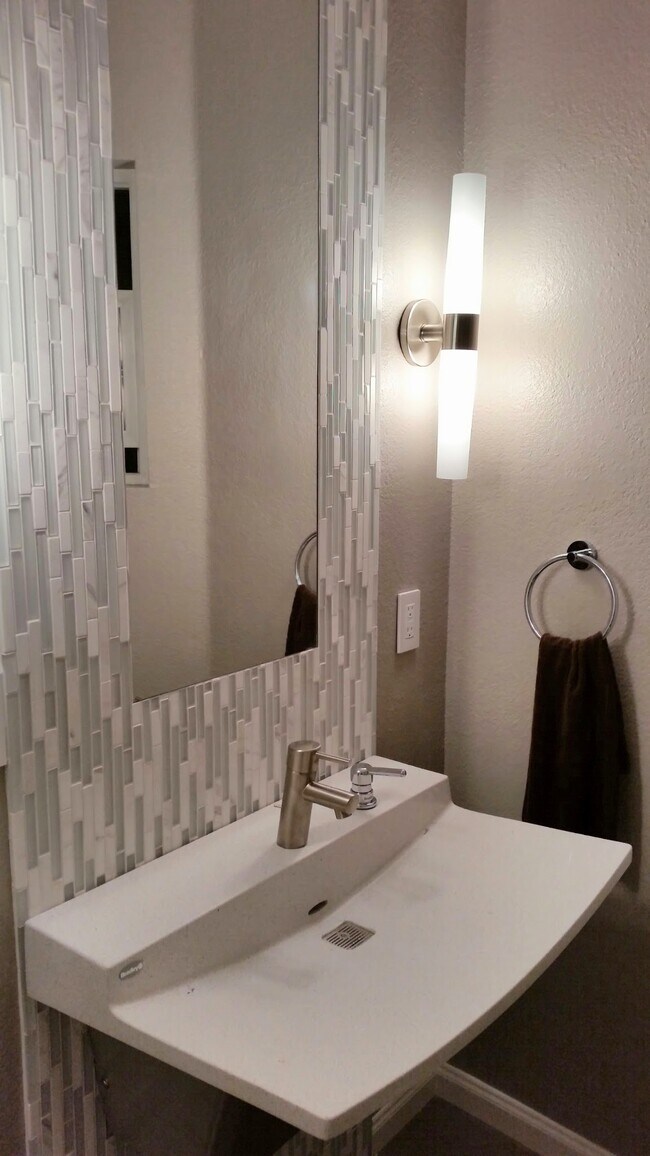 Guest Bathroom - 1/2 bath - 449 Norfolk Dr