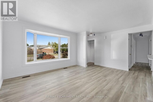 Building Photo - 110 Pinehurst Dr