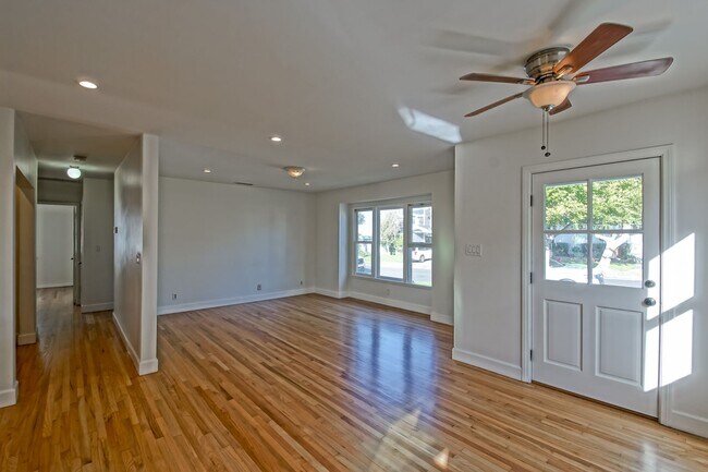 Building Photo - 1159 Manzanita Ln