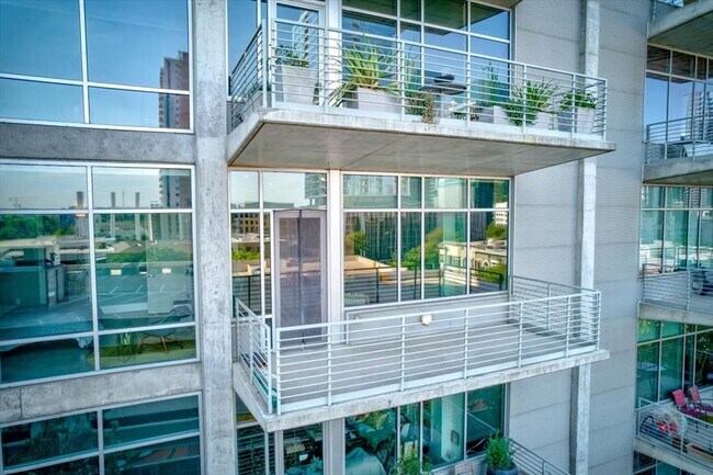 Building Photo - 800 W 5th St