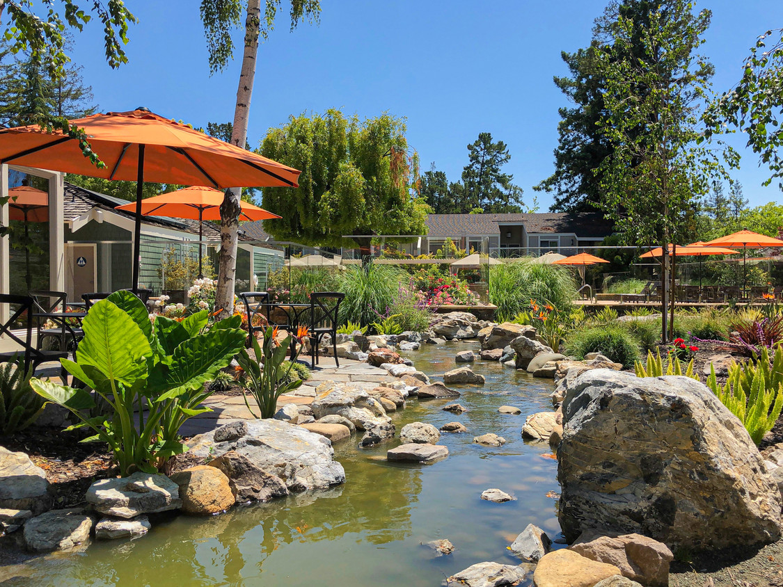 Hub Co-Work Patio - Glenbrook Apartments