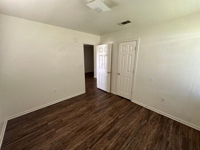 Building Photo - 204 W Avenue F