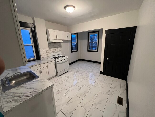 Building Photo - 55 Sunnyside Ter