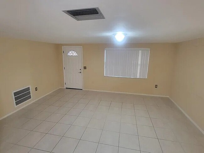 Foto del edificio - 3639 Madison St