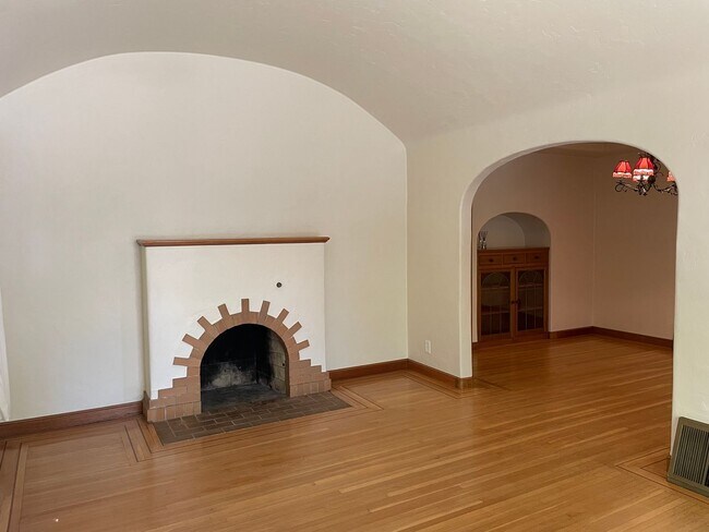 Foto del edificio - 6 Month Lease on a Two-Bedroom 1 Bathroom East Sacramento Home
