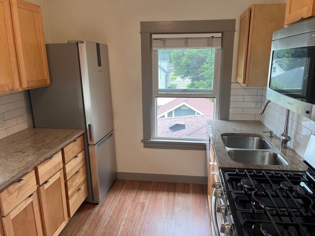 Building Photo - 7204 Elmwood Ave