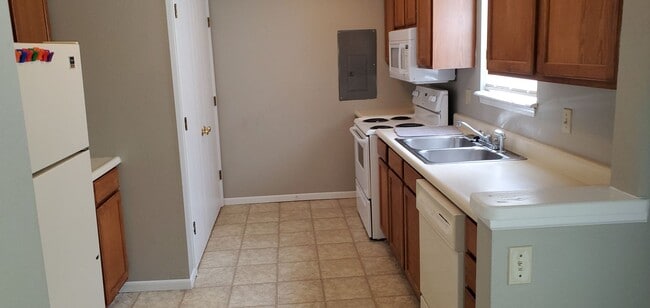 Building Photo - SE Columbia Townhome 3 bd, 2 ba, new shape...