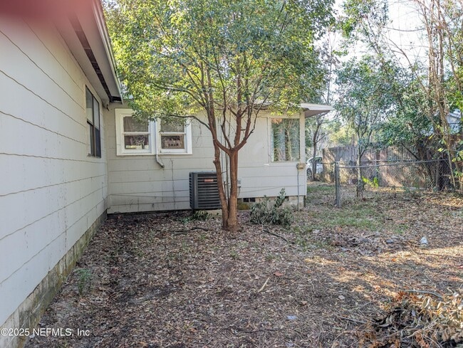 Building Photo - 220 2nd Way