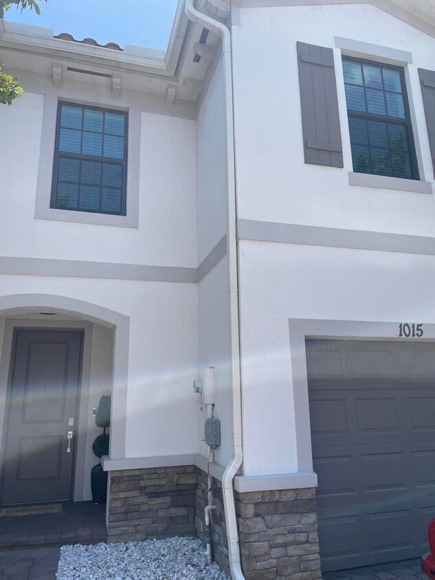 Primary Photo - 1015 Willow Pl