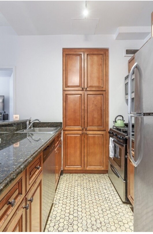 Building Photo - 275 W 96th St