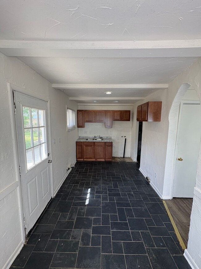 Building Photo - 3 Bedroom in North Linden w/Detached Garage