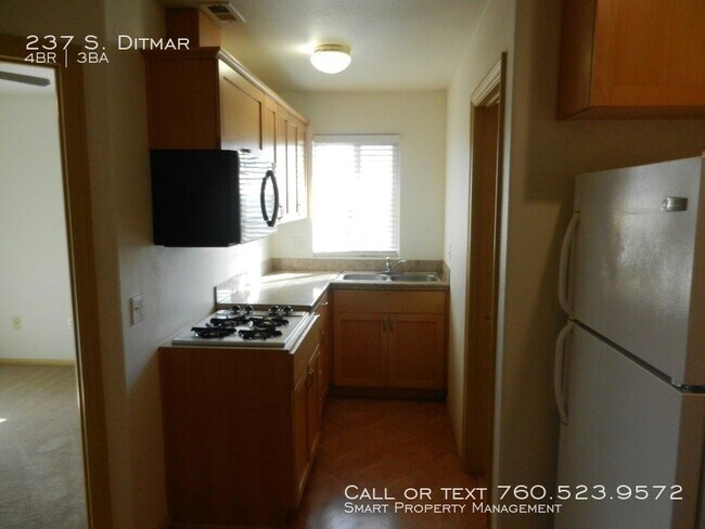 Building Photo - 237 S Ditmar St