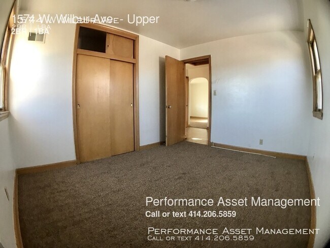 Building Photo - Fantastic Milwaukee 2bdrm Upper Unit