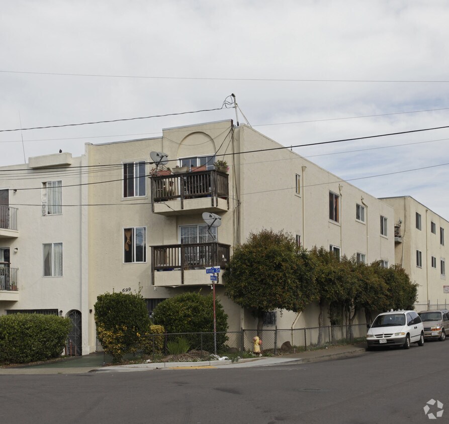 Building Photo - 699 Villa St