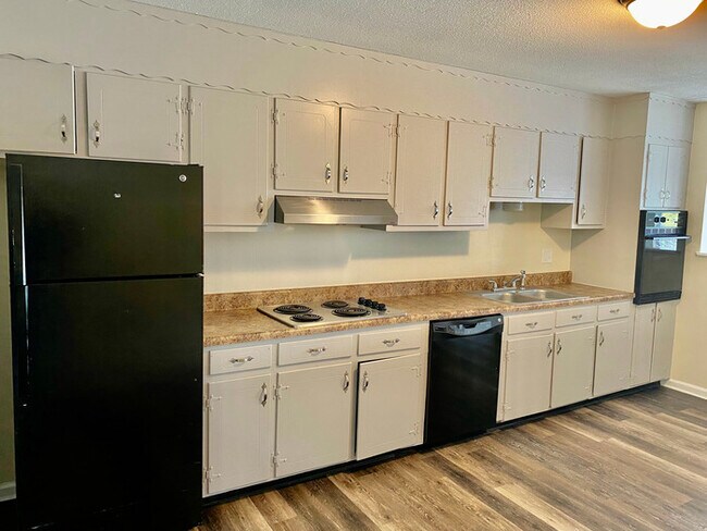 Foto del edificio - 2Bed/1Bath Duplex Off Hwy 58!!