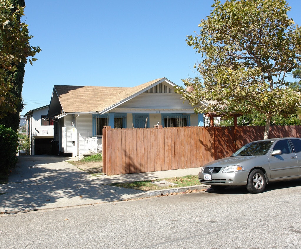Primary Photo - 631-633 Parkman Ave